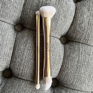 Seint double end makeup brushes.